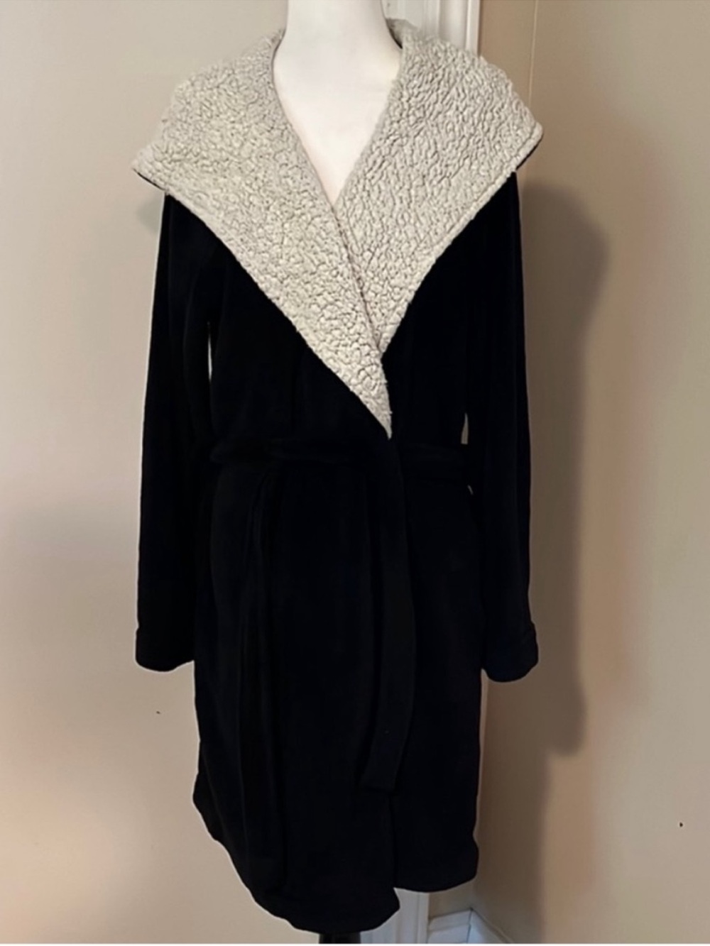 Victorias Secret • Women’s XS/S • Black Robe • Faux Sherpa White Hood • Belted